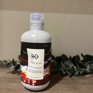 R+Co Sunset Blvd Blonde Conditioner in White and Black